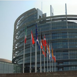 Флаги возле Европейского парламента